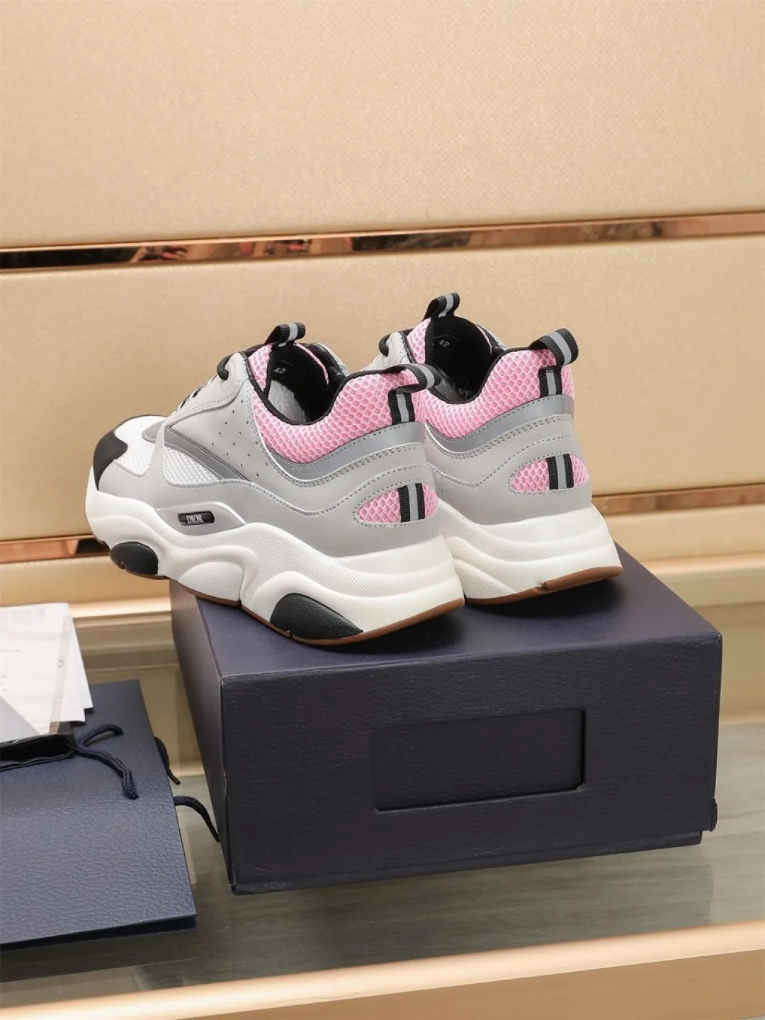 Men's shoes 💰P460💰【Dior】Dior✨ is online at the same time👏 This casual sneaker is a new product in the series and continues Di*r's classic style. The upper is made of original mesh and cow leather, with a two-color textured outsole, and the brand's iconic details on the rear collar and heel to enhance the style. Fashionable and versatile. Wear it with jeans or slacks for a casual look. Size: 38-44 (45 customized)